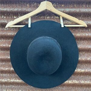 Stylish Black Wide-Brim Hat